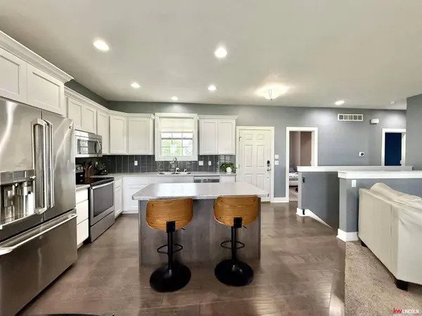 120 Snow Valley Circle, Palmyra, NE 68418