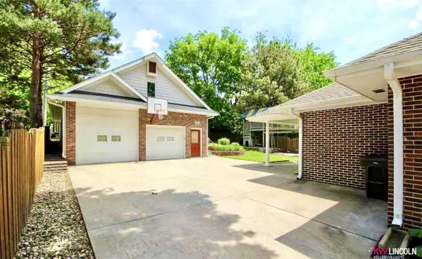 1952 S 53rd Street, Lincoln, NE 68506