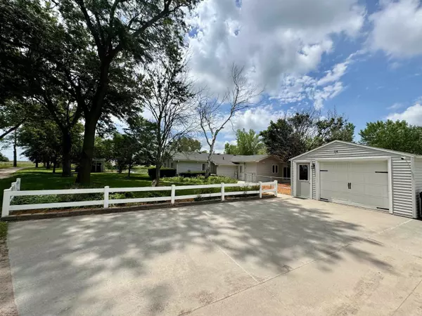 14 El Charman Lake, Gibbon, NE 68840