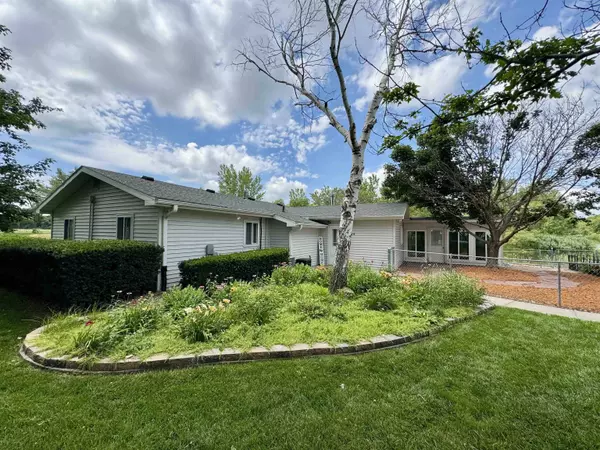 14 El Charman Lake, Gibbon, NE 68840