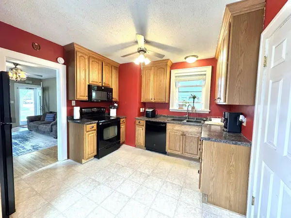 816 Garfield St, Holdrege, NE 68949