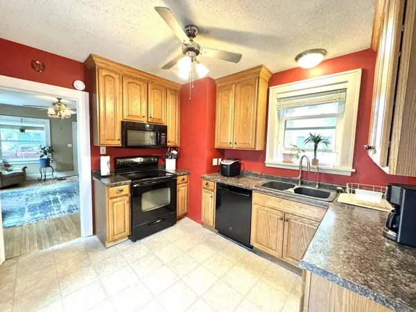 816 Garfield St, Holdrege, NE 68949