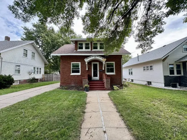 816 Garfield St, Holdrege, NE 68949