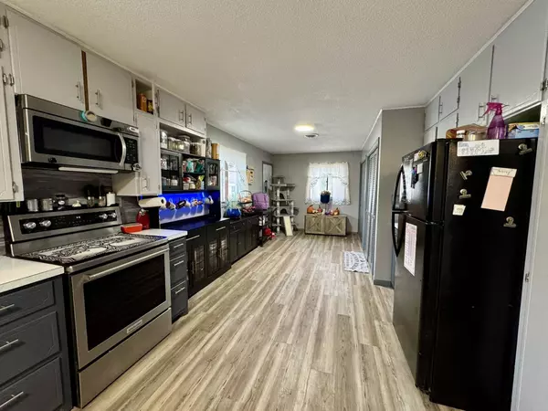 209 W 12th St, Cozad, NE 68913-0