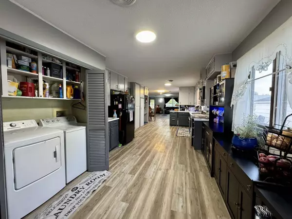 209 W 12th St, Cozad, NE 68913-0