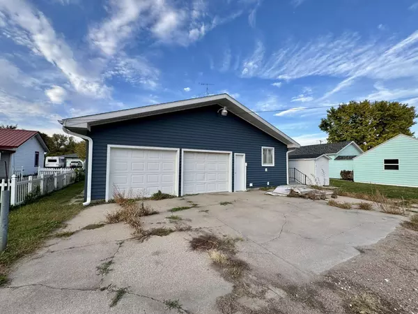 209 W 12th St, Cozad, NE 68913-0