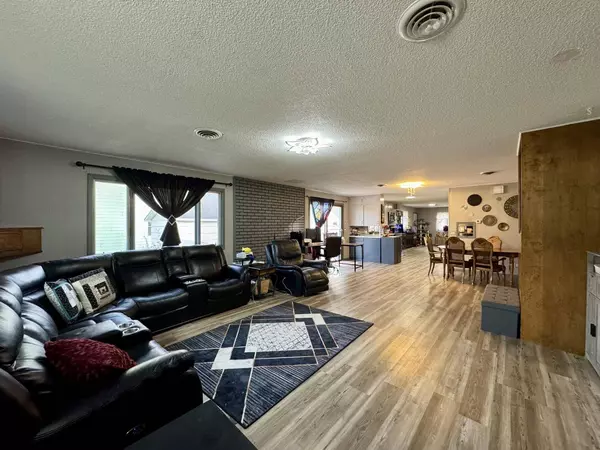 209 W 12th St, Cozad, NE 68913-0