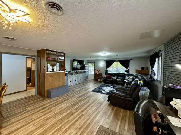 209 W 12th St, Cozad, NE 68913-0