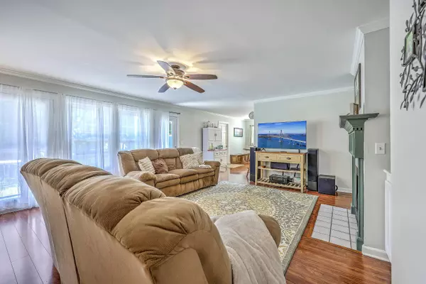 121 Woodland Dr, Summerville, SC 29485