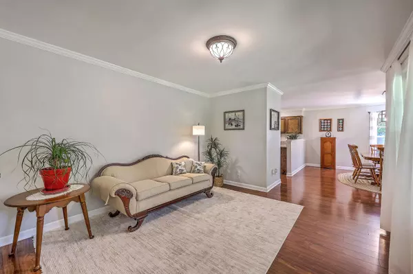 121 Woodland Dr, Summerville, SC 29485