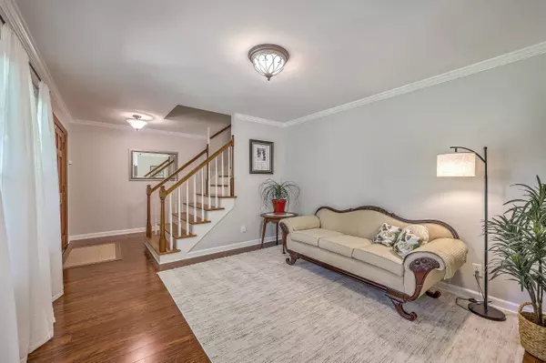 121 Woodland Dr, Summerville, SC 29485