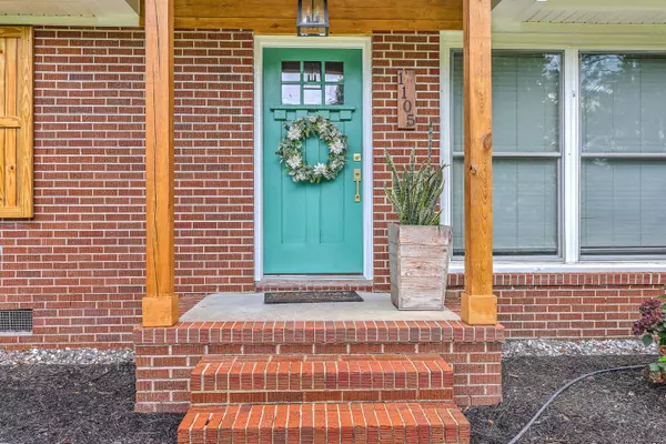 1105 Woodside Dr, Hanahan, SC 29410