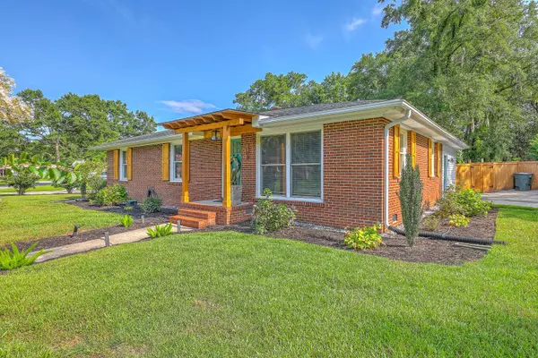 1105 Woodside Dr, Hanahan, SC 29410