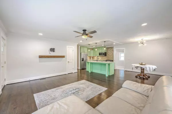 1105 Woodside Dr, Hanahan, SC 29410