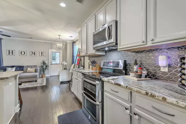 7402 Purser Ln, Hanahan, SC 29410