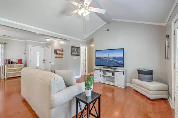 33 Oak Grove Rd, Goose Creek, SC 29445