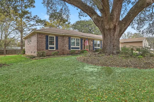 8465 Yorkshire Ln, North Charleston, SC 29406
