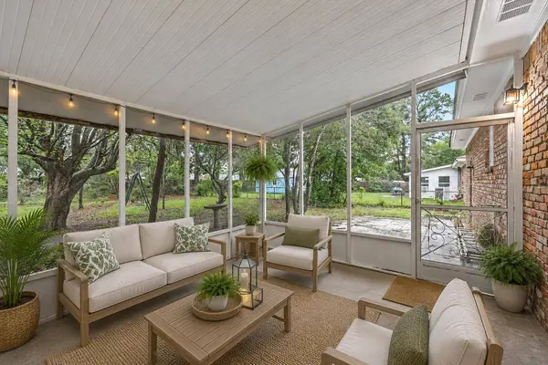 1234 Woodside Dr, Hanahan, SC 29410