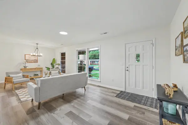 1234 Woodside Dr, Hanahan, SC 29410