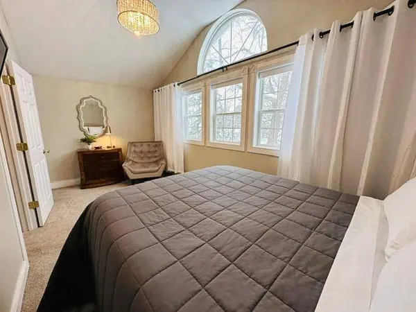 209 Park AVE W