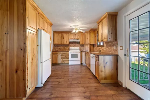 1091 E LARKSPUR DR, Sandy, UT 84094