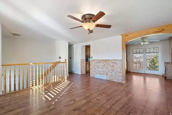 1091 E LARKSPUR DR, Sandy, UT 84094