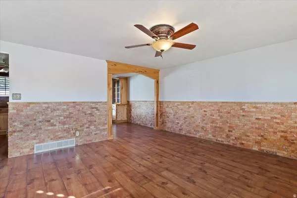 1091 E LARKSPUR DR, Sandy, UT 84094