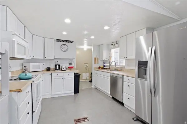 244 E CRESCENT PKWY S #206, Sandy, UT 84070