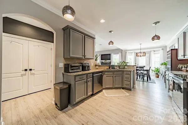 1204 Woodglen LN, Matthews, NC 28104