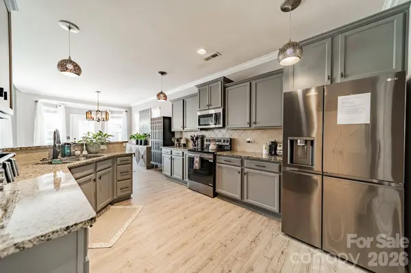1204 Woodglen LN, Matthews, NC 28104