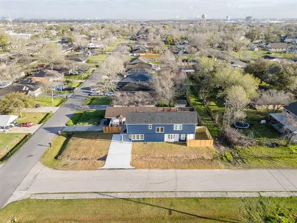 629 S 6th ST, La Porte, TX 77571