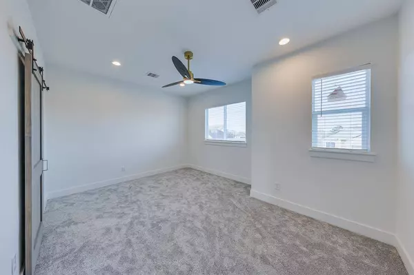 629 S 6th ST, La Porte, TX 77571