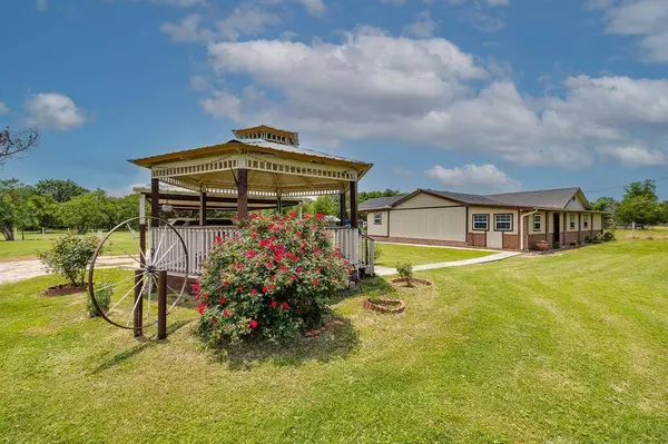 20426 Bracewell RD, Bedias, TX 77831