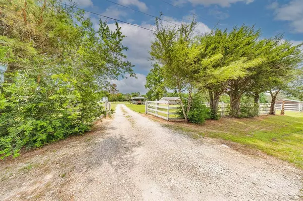 20426 Bracewell RD, Bedias, TX 77831