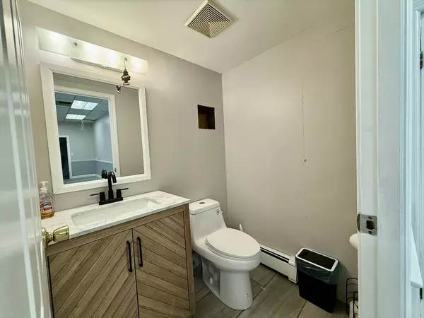 112 Haverhill St #B, North Reading, MA 01864