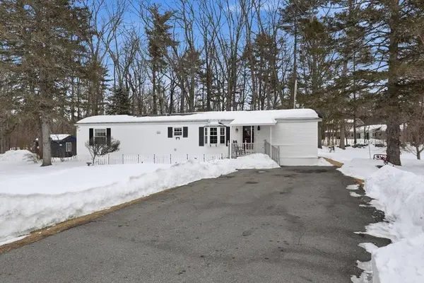 4 Rosemary St, Salem, NH 03079