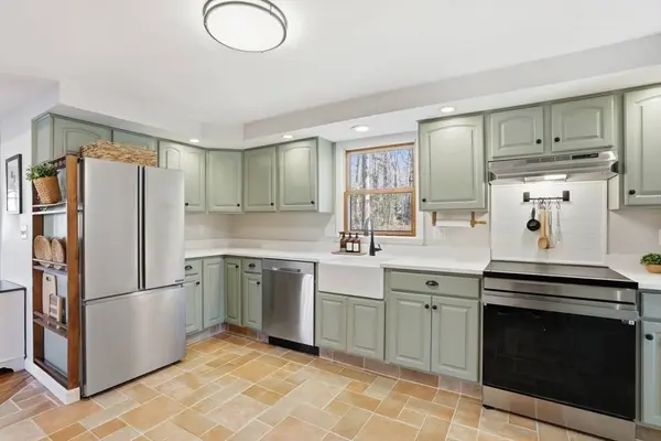 11 Elwood Road, Derry, NH 03038