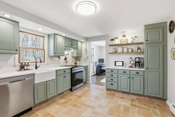 11 Elwood Road, Derry, NH 03038