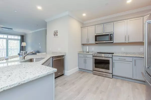 2 Henry David DR #305, Nashua, NH 03062