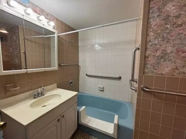 300 Lynn Shore #210, Lynn, MA 01902