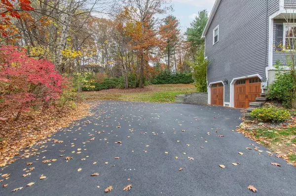 6 Lund DR, Hudson, NH 03051