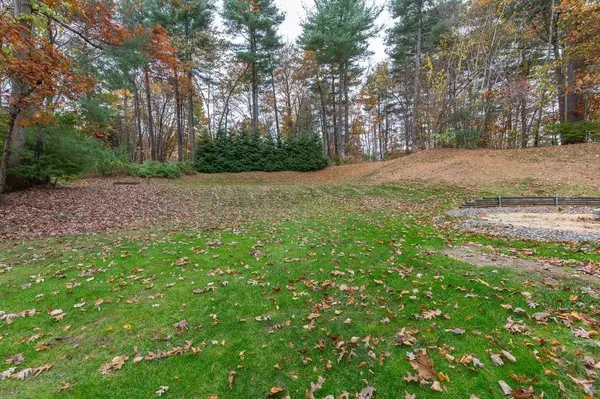 6 Lund DR, Hudson, NH 03051