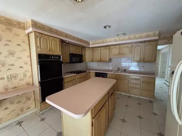 16 Anglewood Lane, North Reading, MA 01864