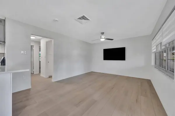 650 PINELLAS POINT DR S #216, St Petersburg, FL 33705