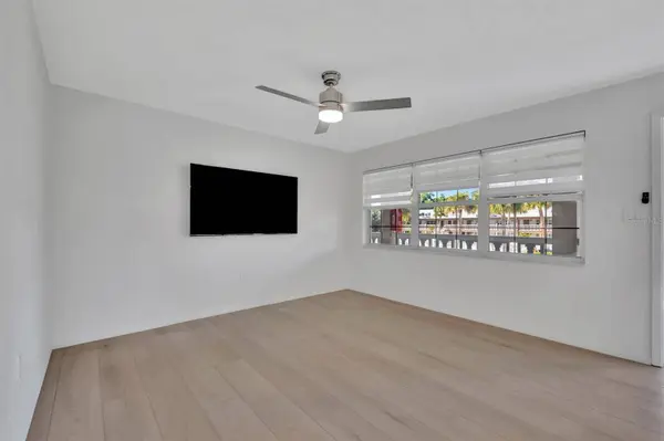 650 PINELLAS POINT DR S #216, St Petersburg, FL 33705