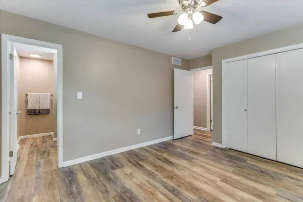 849 N Brook Forest Rd, Derby, KS 67037