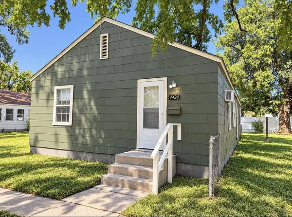 4418 E Bayley