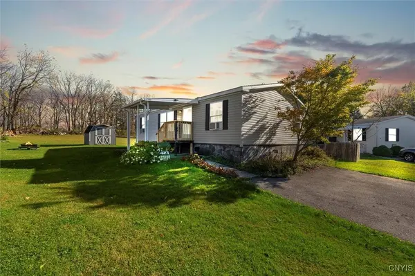 423 Mountain Ash Dr, Canandaigua, NY 14424