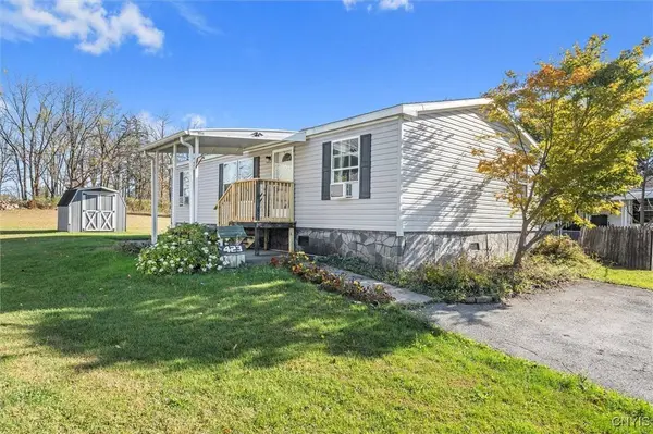 423 Mountain Ash Dr, Canandaigua, NY 14424