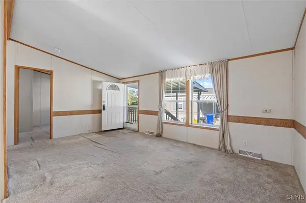 423 Mountain Ash Dr, Canandaigua, NY 14424